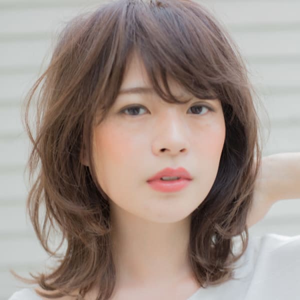 ひし形シルエットのミディアムスタイル