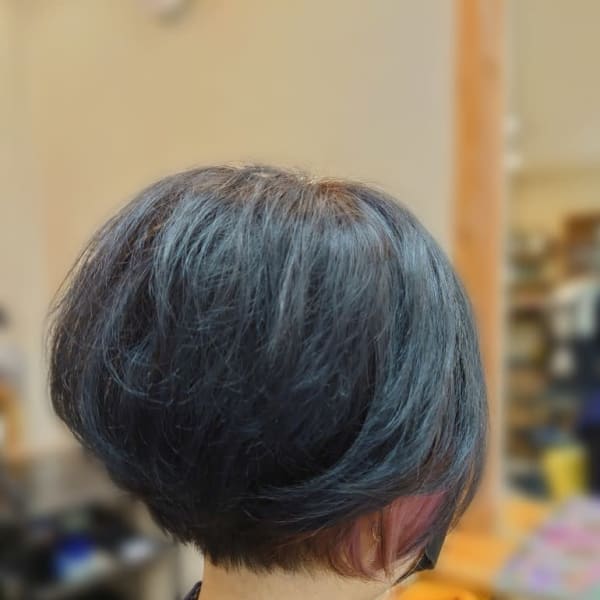 ボブレイヤーに　インナーカラーを入れたスタイル