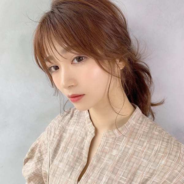 抜け感ヘア ミストバング おくれ毛が可愛いアレンジポニー