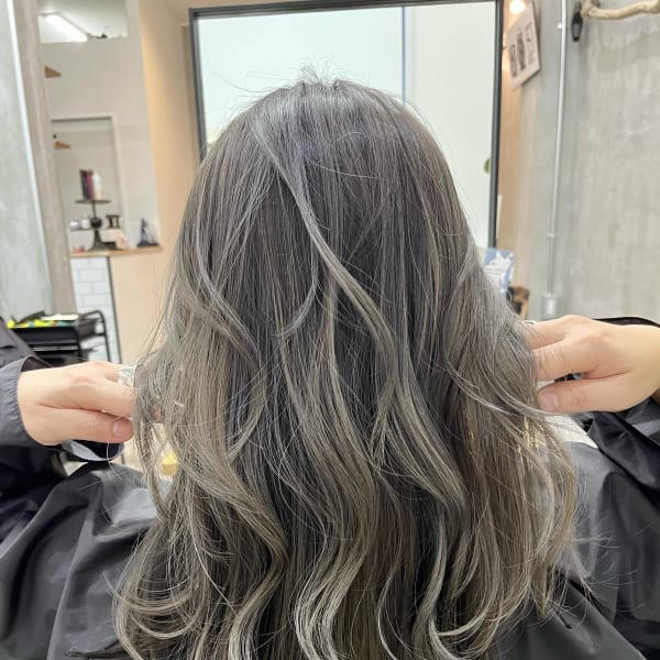 カーキベージュ