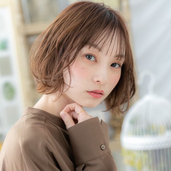 大人ハイライト外国人風小顔エアリーミディ　横顔美人