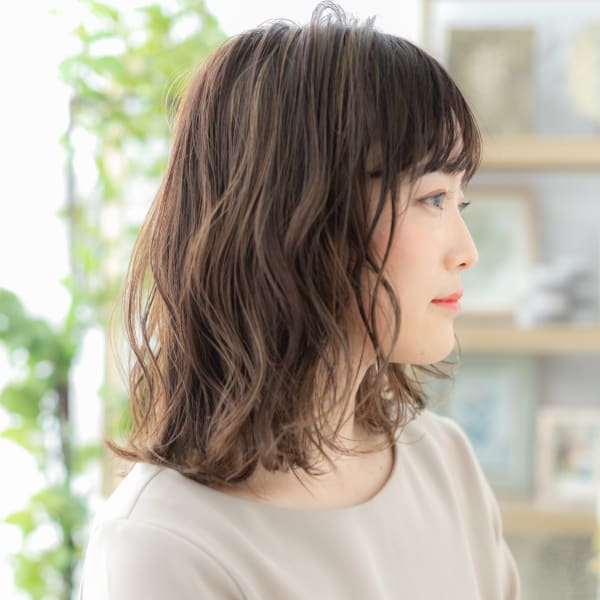 黒髪バレイヤージュ前下がりミディアムウルフ　オリーブベージュ