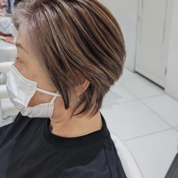 脱白髪染め筋感ハイライト×ショート