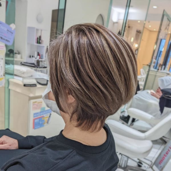脱白髪染め筋感ハイライト×ショート
