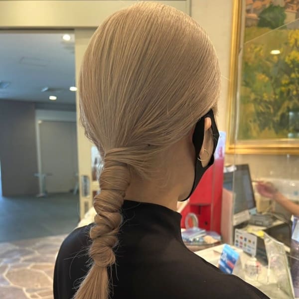 タイトなローポニーテール