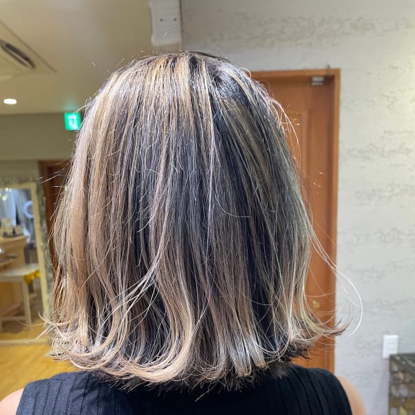 西梅田ボブ/グレージュ/白髪ぼかし【Attirer飯田裕之】