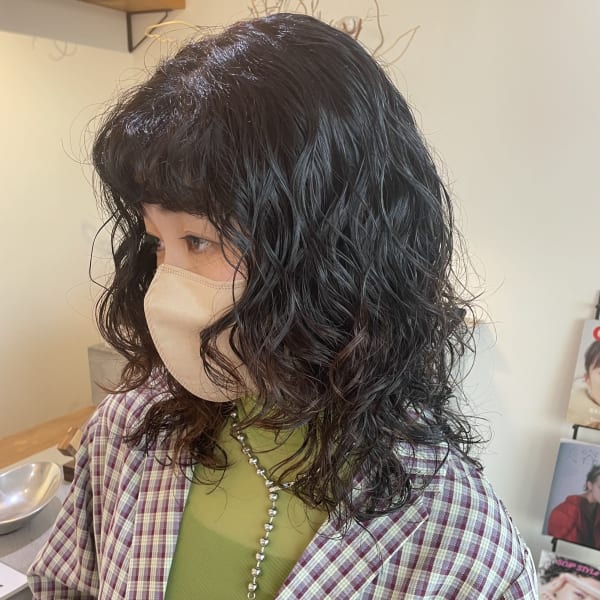 黒髪パーマウルフパーマレイヤーカットミディアムウルフ