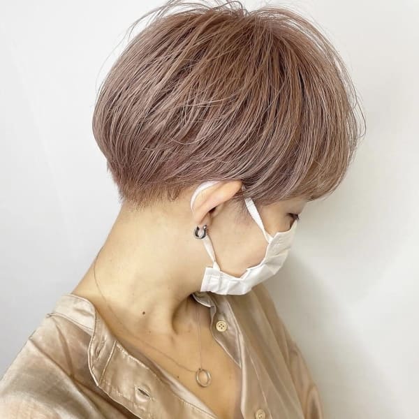刈り上げショート×ペールベージュピンク|Uit HAIR SALON