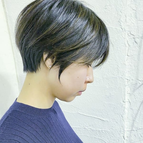ハイライトで暗影をつけた丸みハンサムショートby柴立吉之助