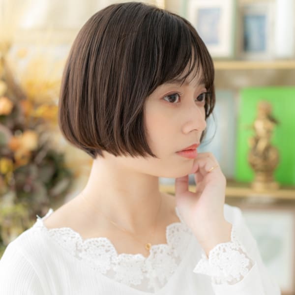 切りっぱなし黒髪クラシカル小顔ぶつ切りボブ グレイヘア