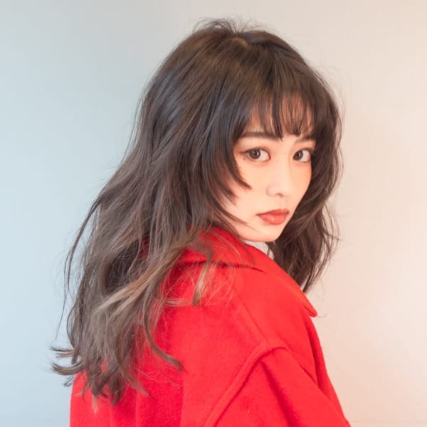 ウルフカット ロングヘア グレージュカラー