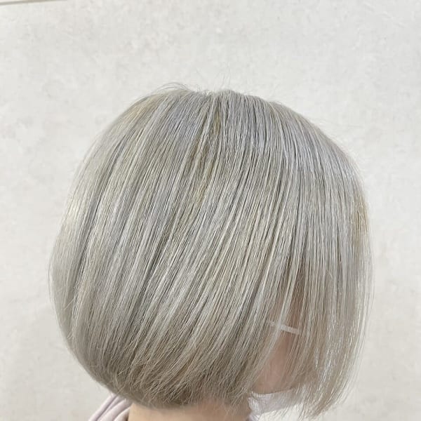 ホワイトブリーチ×ショートボブ