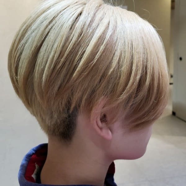 前下がりショート/刈り上げボブ/ ブロンドヘア