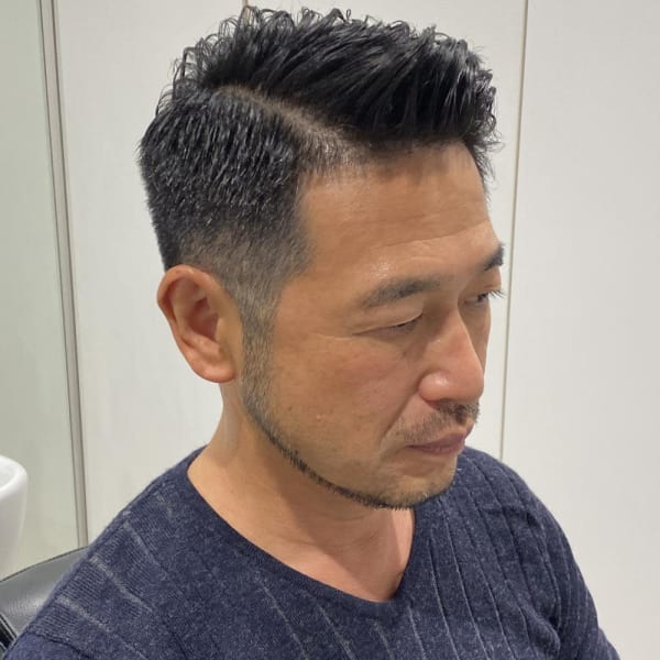 イケオジ　サイドパートポンパドール　40代メンズヘア