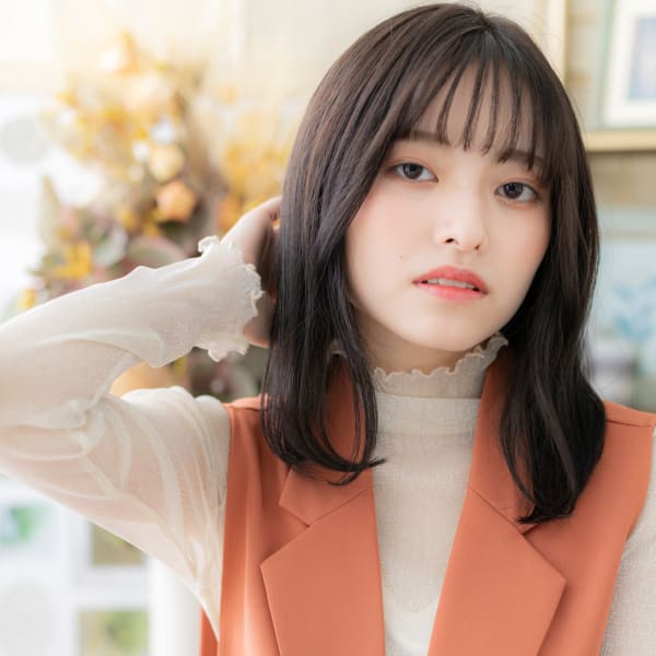 黒髪シースルーバング前下がりエアストレート 艶髪