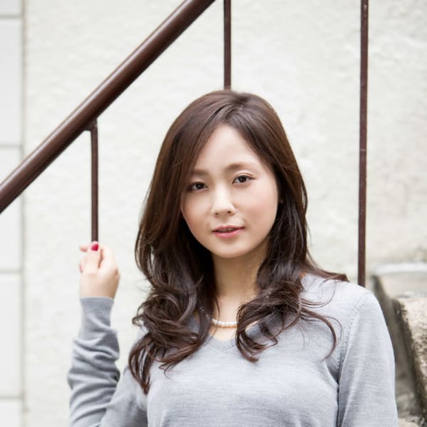 長めバング小顔カット、ベージュカラーかきあげデジタルパーマ