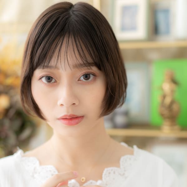 切りっぱなし黒髪クラシカル小顔ぶつ切りボブプラチナグレージュ