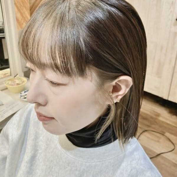 大人かわいい前髪インナーカラー&イヤリングカラーベージュ