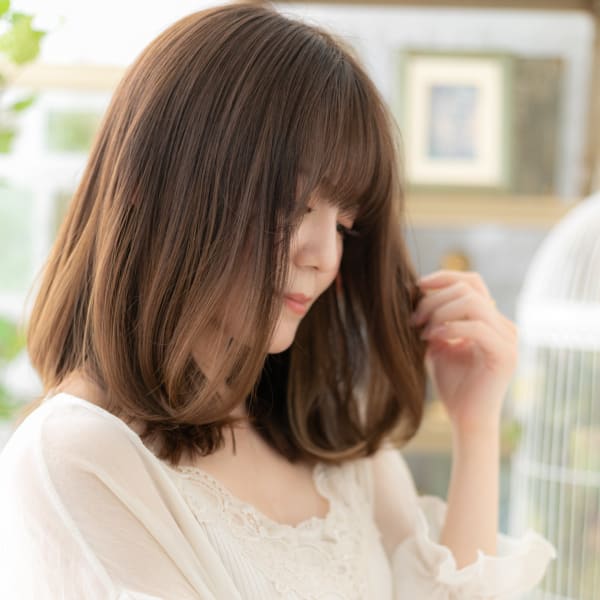 ハイライトカラーくせ毛風小顔エアリーミディプラチナグレージュ