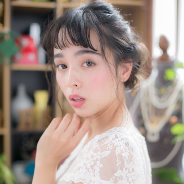 大人かわいい黒髪抜け感ルーズアップアレンジｂ　ローシニヨン