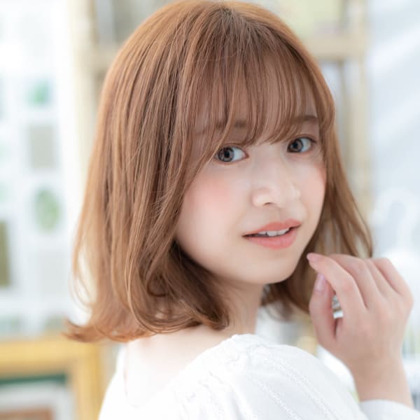 大人かわいい小顔くせ毛風ミディアムウルフ パールベージュ