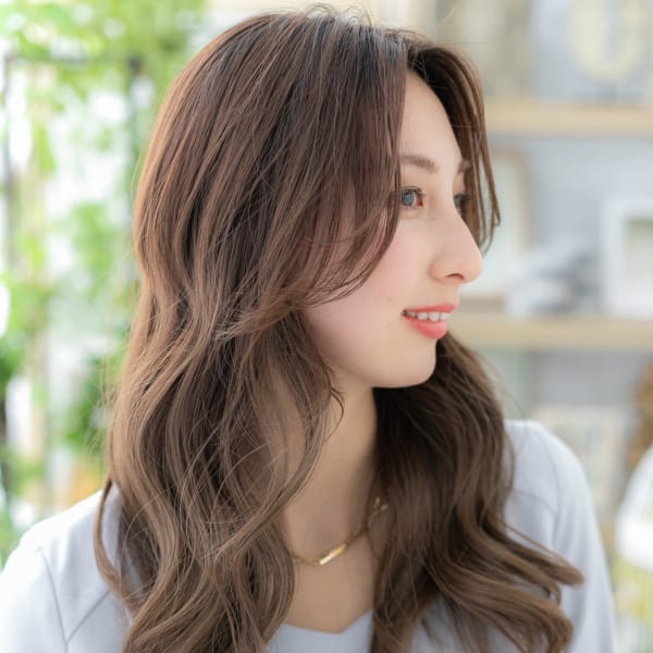 センターパートグレーベージュ小顔くびれヘアプラチナグレージュ