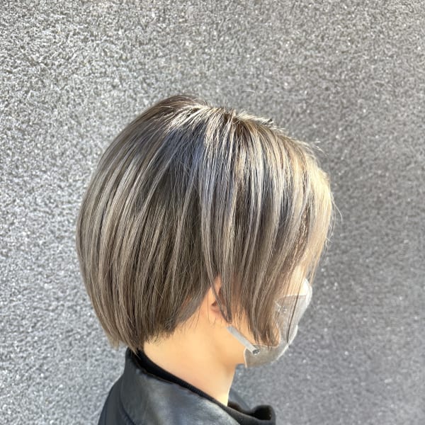 ブリーチ2回マニッシュショート ツーブロックシルバーカラー