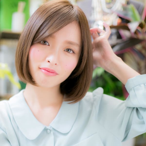 大人ガーリー前下がりナチュラルぶつ切りボブb パールベージュ