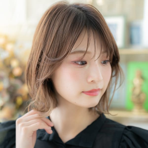 インナーカラー外ハネカール小顔ウルフヘア　プラチナグレージュ