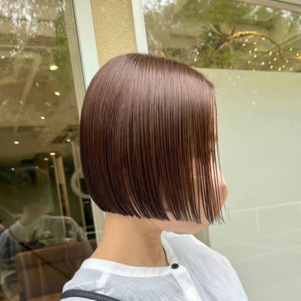 ぷつっとフラットなミニボブ  カラーは秋らしいミルクブラウン