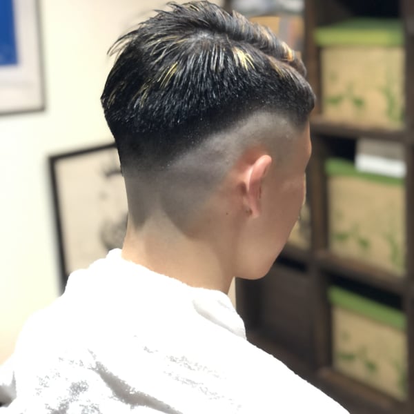 金メッシュ×7/3分けのスキンフェード