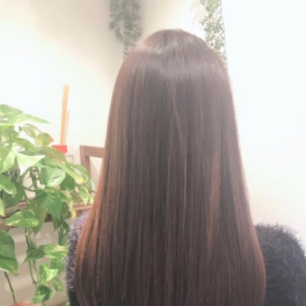 つやストレート。スチームトリートメントでうるおいに満ちた髪に