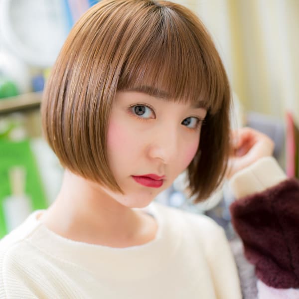 ツヤ髪オレンジカラー切りっぱなし前下がりボブヘルシースタイル