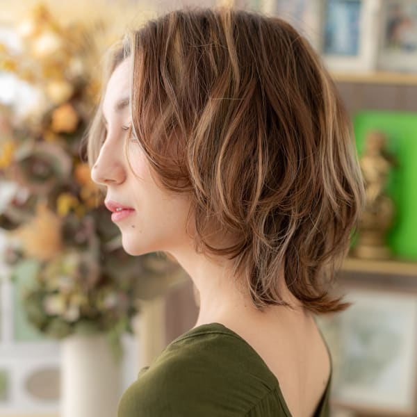 インナーカラーセンターパートウルフミディ　ふんわりカール