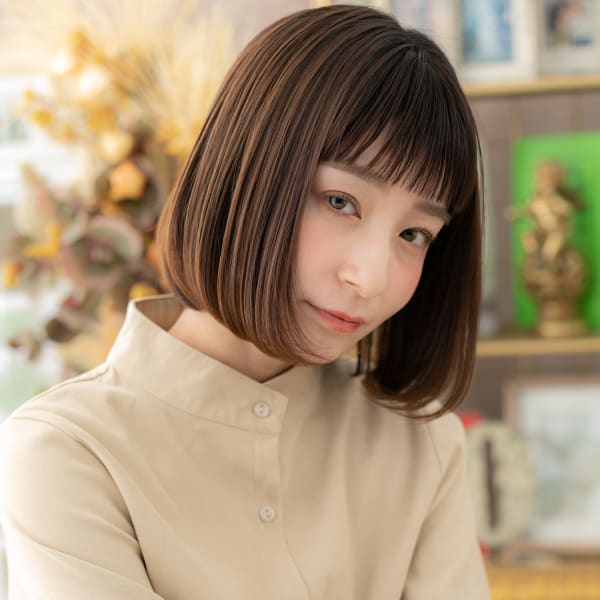 バレイヤージュ小顔前下がり切りっぱなしボブ　パールミルクティ