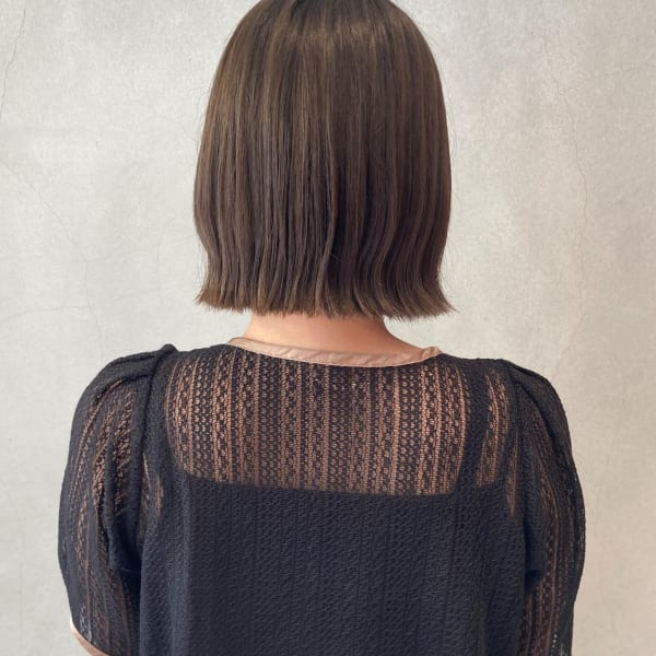オリーブグレージュの切りっぱなしボブ|HIKARIS 吹田店