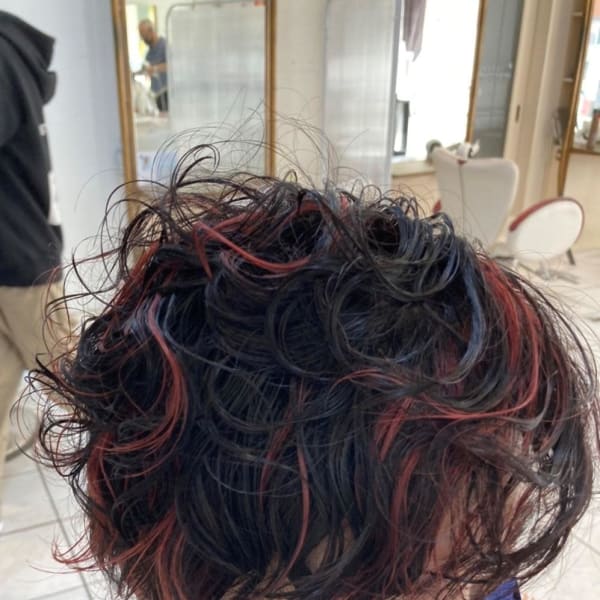ハイライトチェリーレッドマッシュヘアーカールニュアンスパーマ