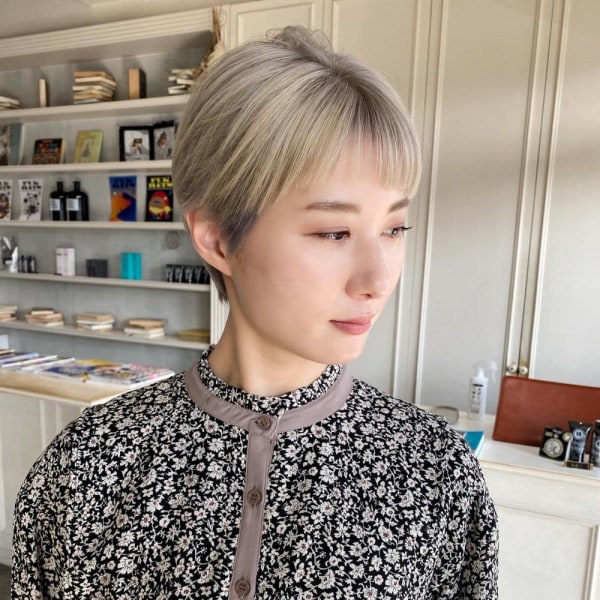 斜めバング ホワイトベージュ グレージュ ケアブリーチ