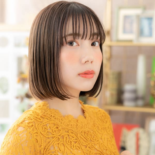 暗髪シースルーバング前下がりぱっつんボブ　ミルクチョコレート