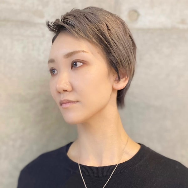 ベリーショート×シルバーベージュ モード