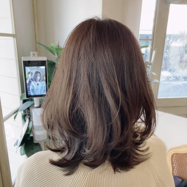 ショコラグレージュ外はねミディアムくびれヘア40代梅ヶ丘