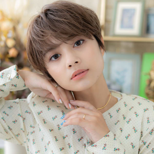 外国人風大人ハイライト小顔くせ毛ショート マッシュヘアー