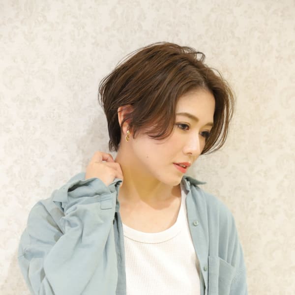 ショートパーマ長めバング暖色カラーくすみカラー横顔美人