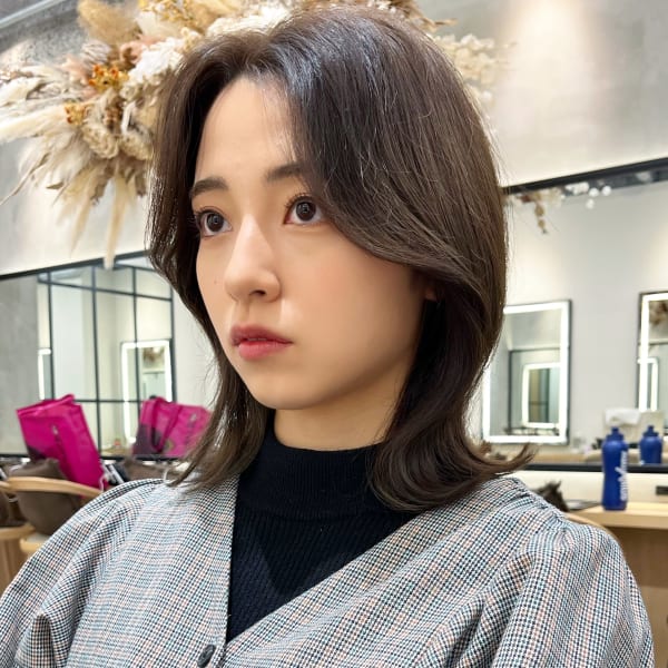 韓国風顔まわりセンター分けくびれミディアムヘア
