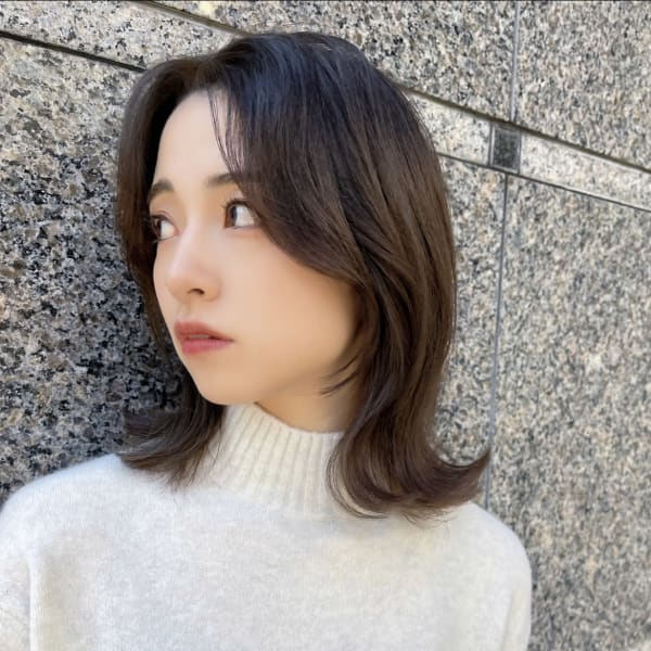 センター分けくびれミディアムレイヤーカット【浦和】