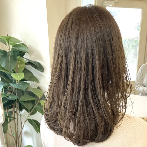 柔らか透け感オリーブグレージュストレートヘア40代梅ヶ丘