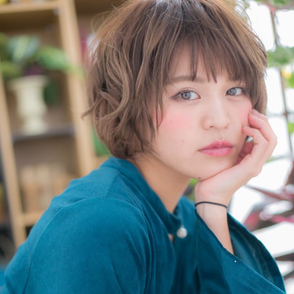 大人かわいいくすみカラーくせ毛風ウルフボブ　マッシュヘアー