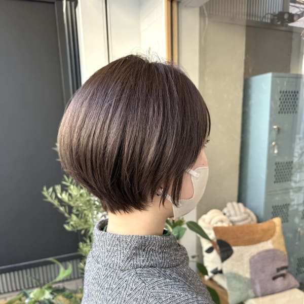 丸みがかわいいボブショート＆オリーブグレージュカラー|Nuii