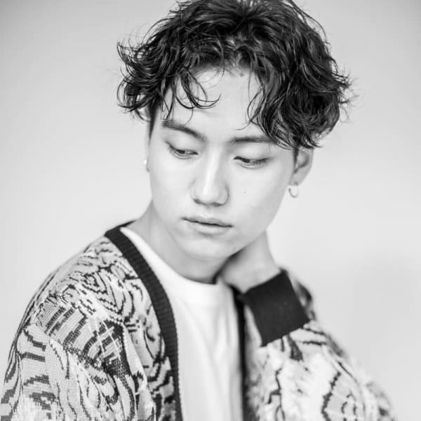 センターパート　くせ毛風　メンズパーマ