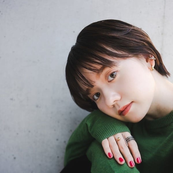 横顔美人!男性にも人気のある骨格補正の小顔ショート